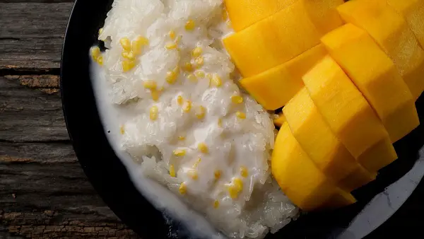 Mango sticky rice with mung beans